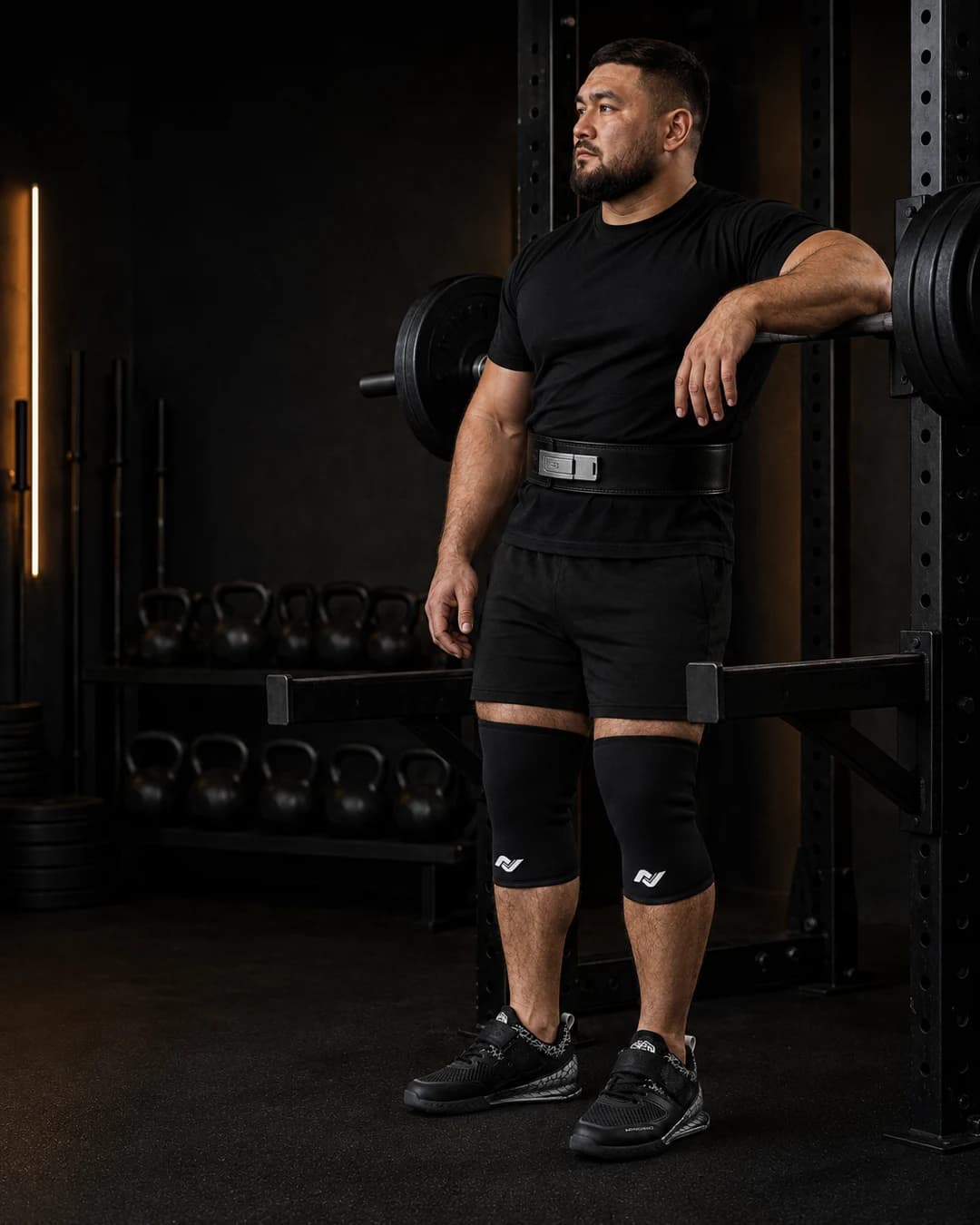 Наколенники PRO LEVEL на атлете в тренировочном зале