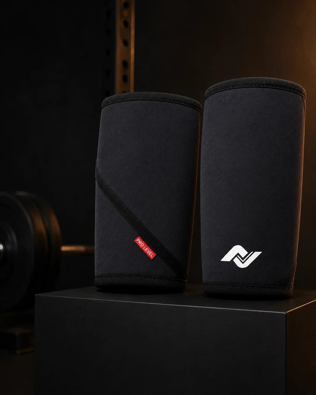 Пара чёрных наколенников NANO FIT PRO LEVEL — спереди и сзади