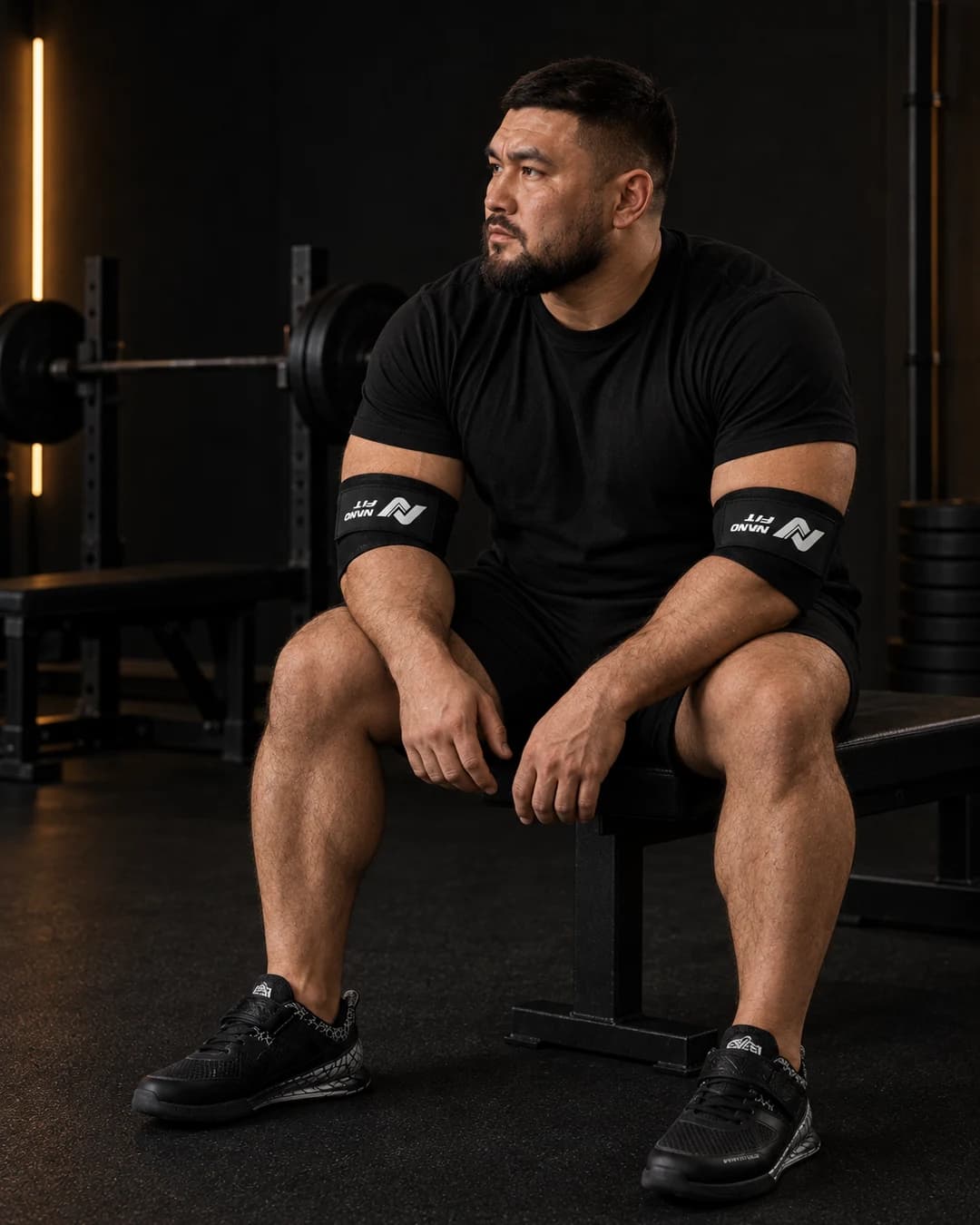 Самат сидит в локтевых бинтах NANO FIT