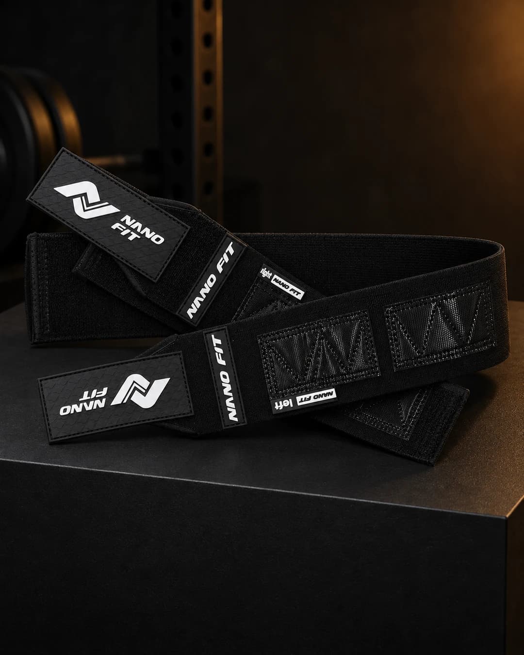 Пара локтевых бинтов NANO FIT ELBOW support на подиуме