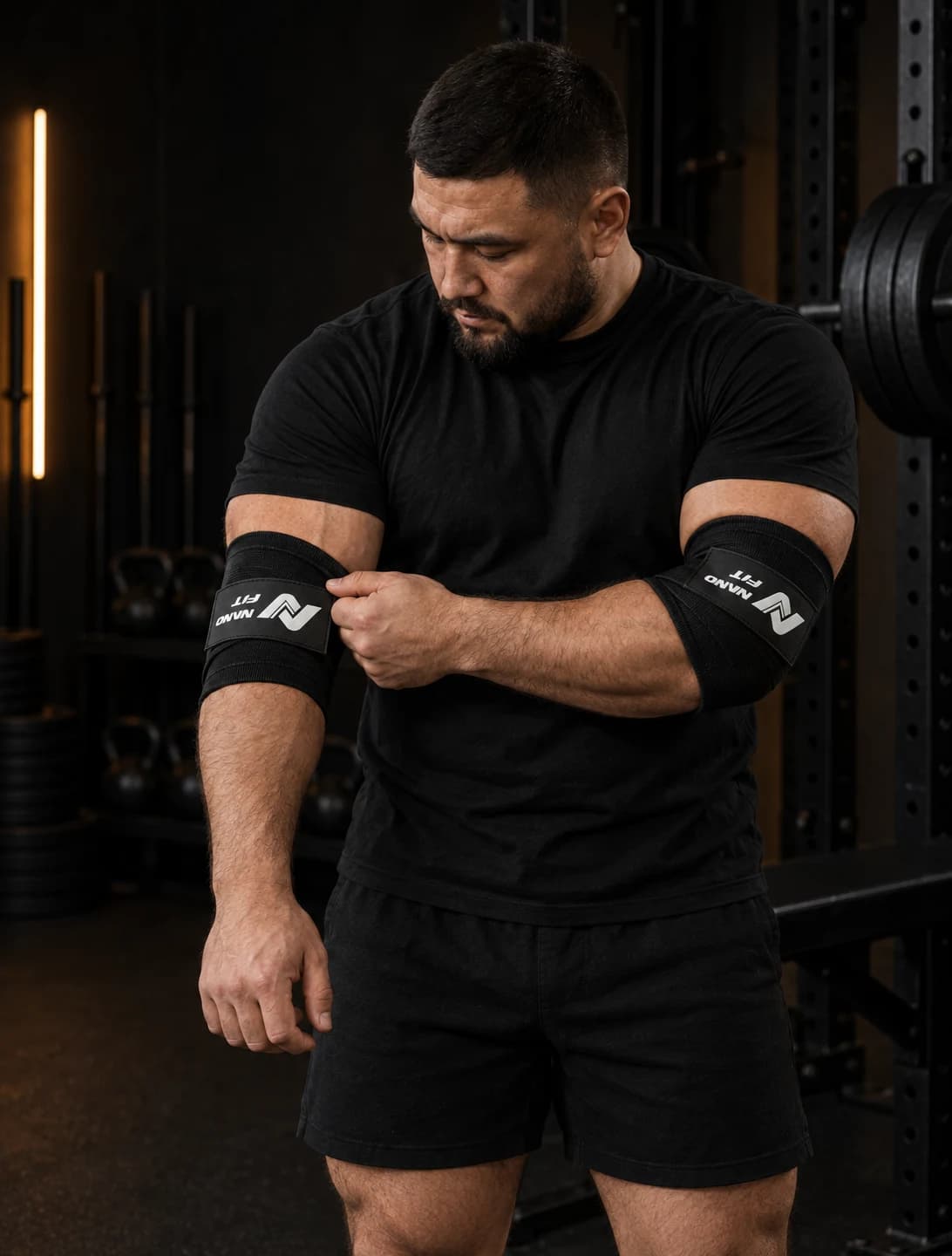 Самат закрепляет локтевой бинт NANO FIT