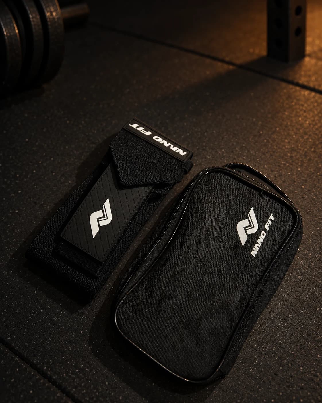 Сложенные кистевые бинты NANO FIT Hard-Grip рядом с чехлом