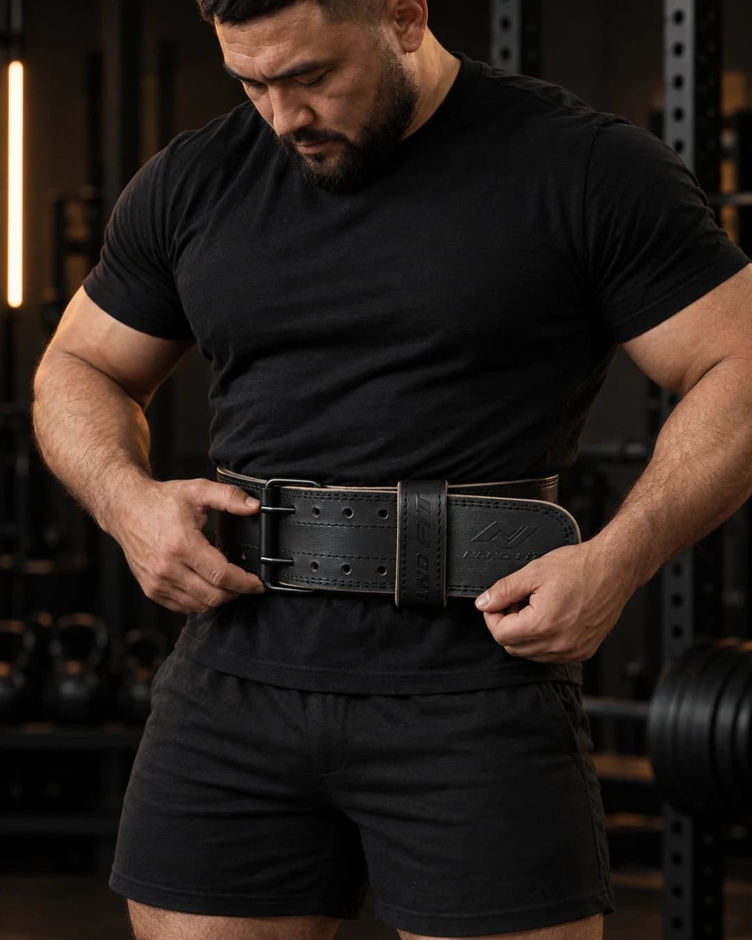Атлет застёгивает пояс NANO FIT Nano Power Belt