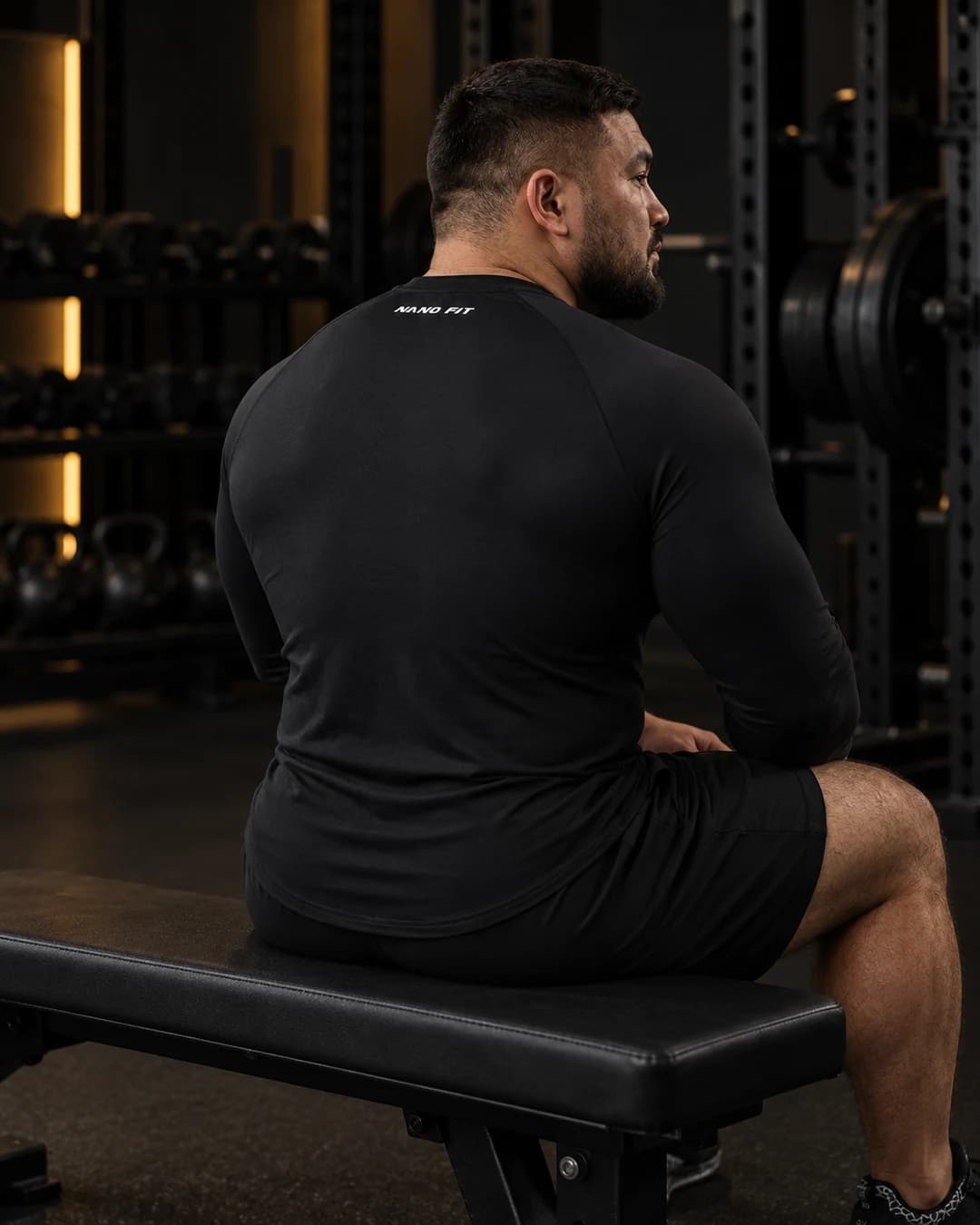 Самат в рашгарде NANO FIT Essential — отдых, вид со спины